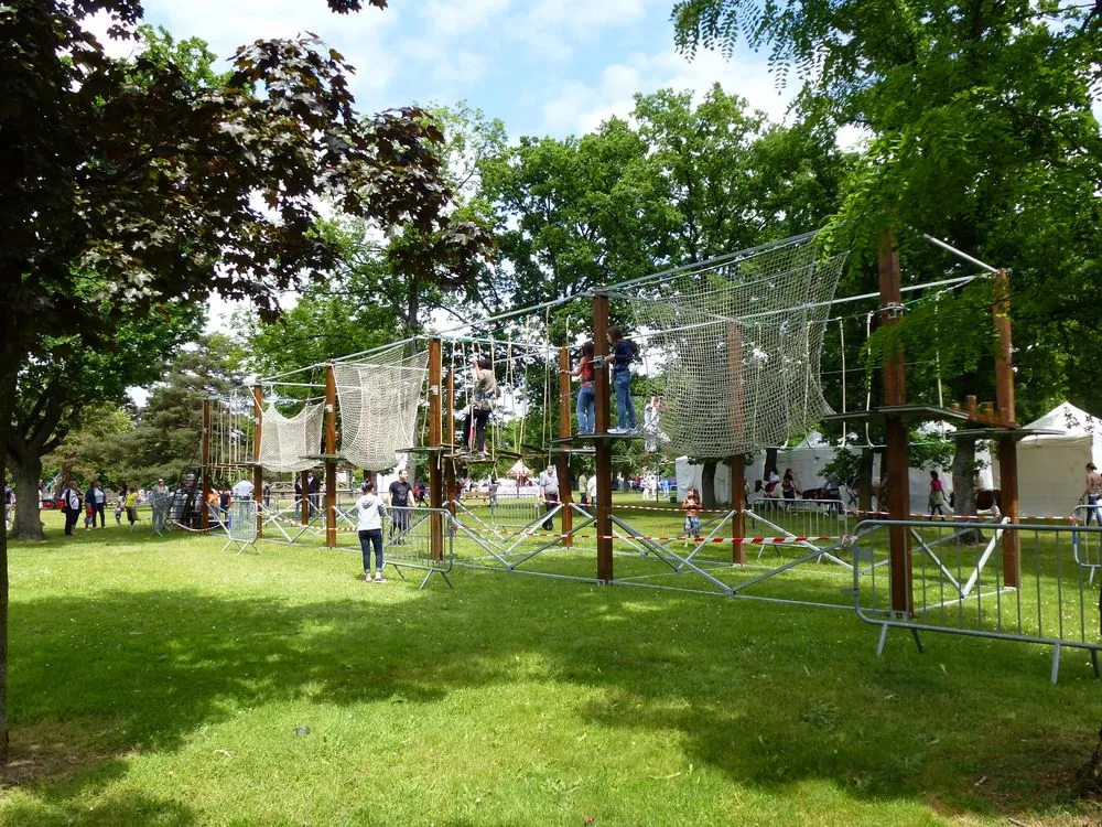 Adventure Courses – 13 ateliers avec filet – location accrobranche mobile en Île-de-France, France Gonflable