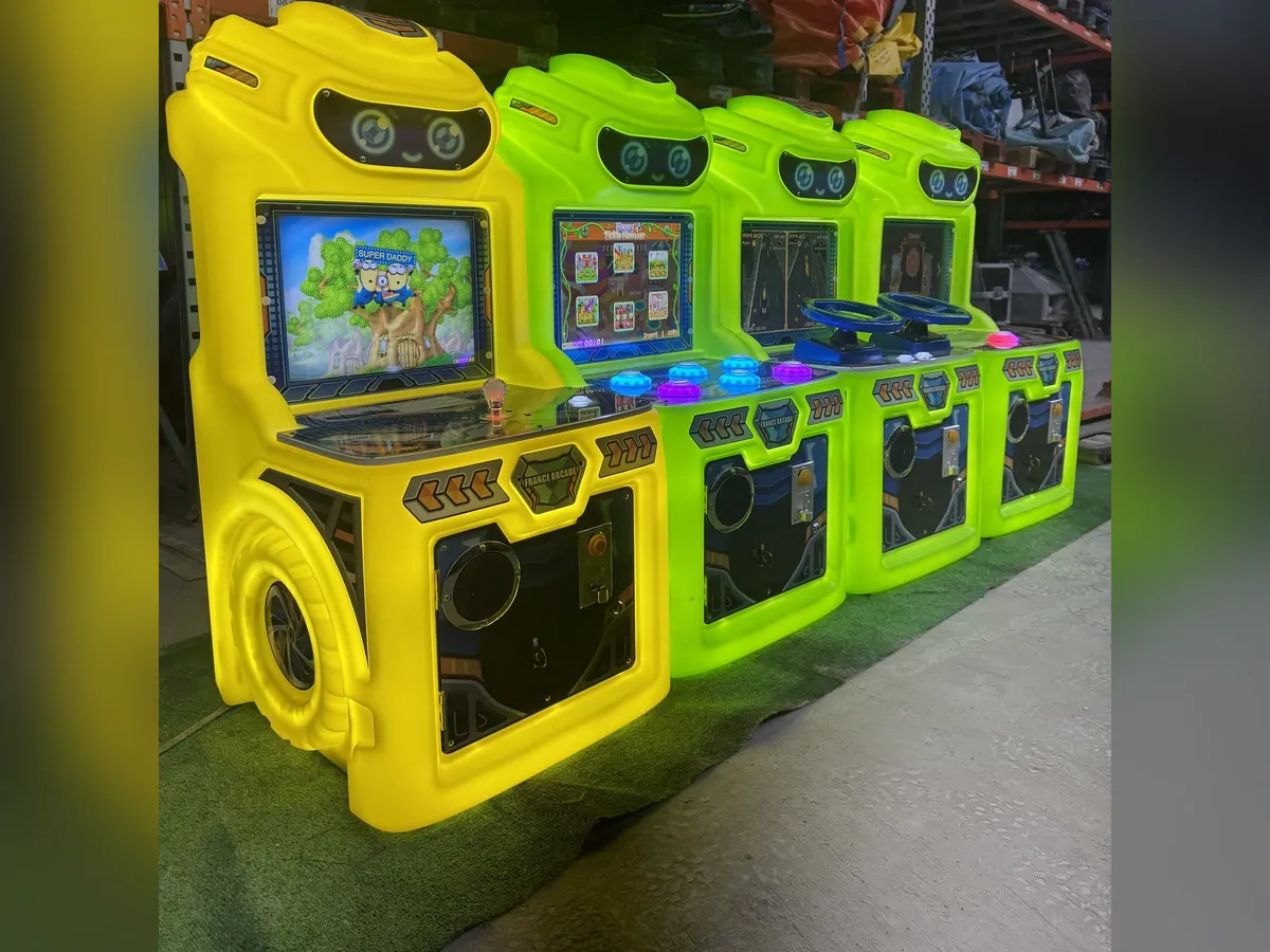 Kids Robot – pack 4 bornes – location jeux d'arcade et de fête foraine en Île-de-France, France Gonflable